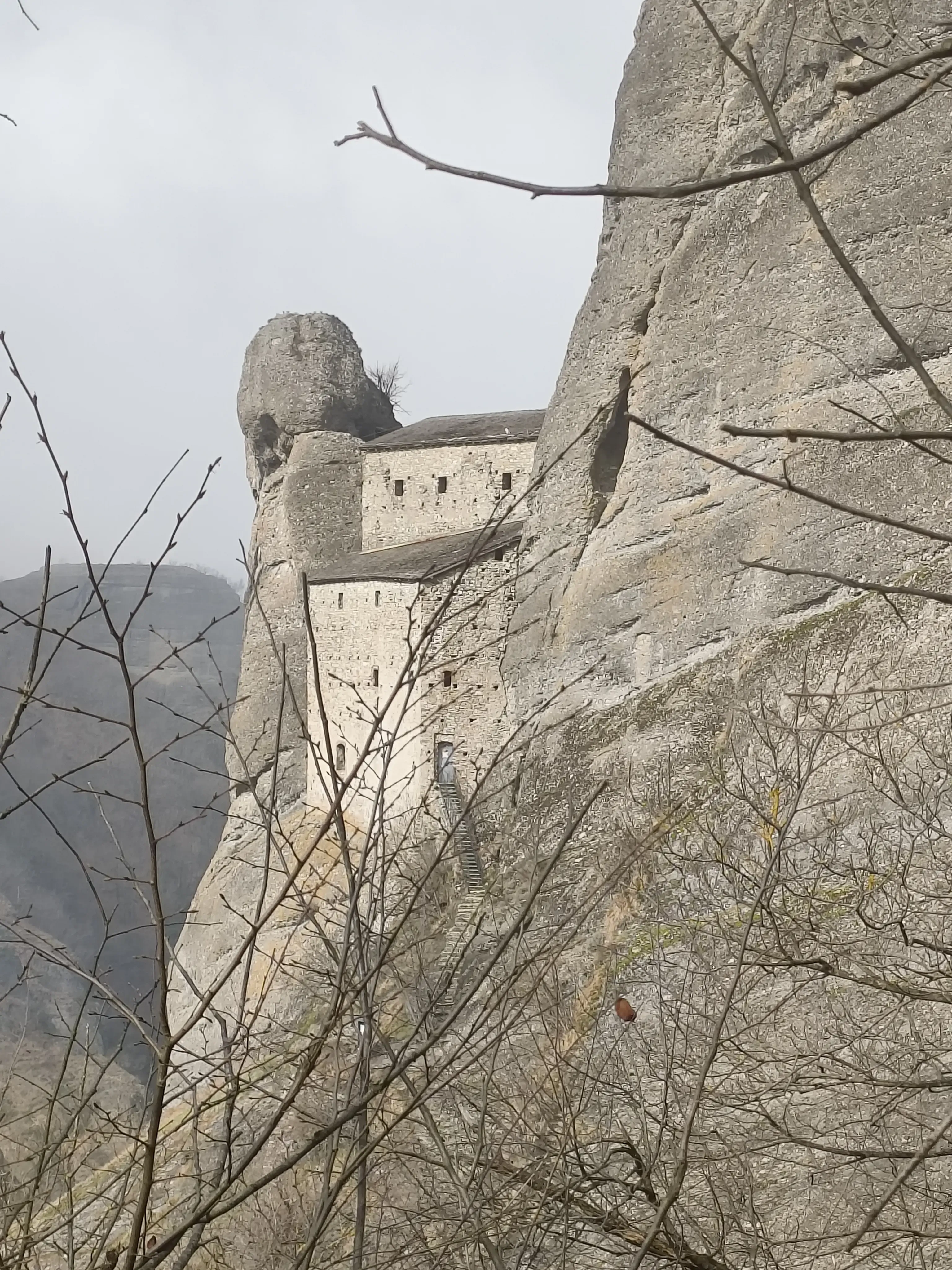 Eccolo, il Castello di Pietra