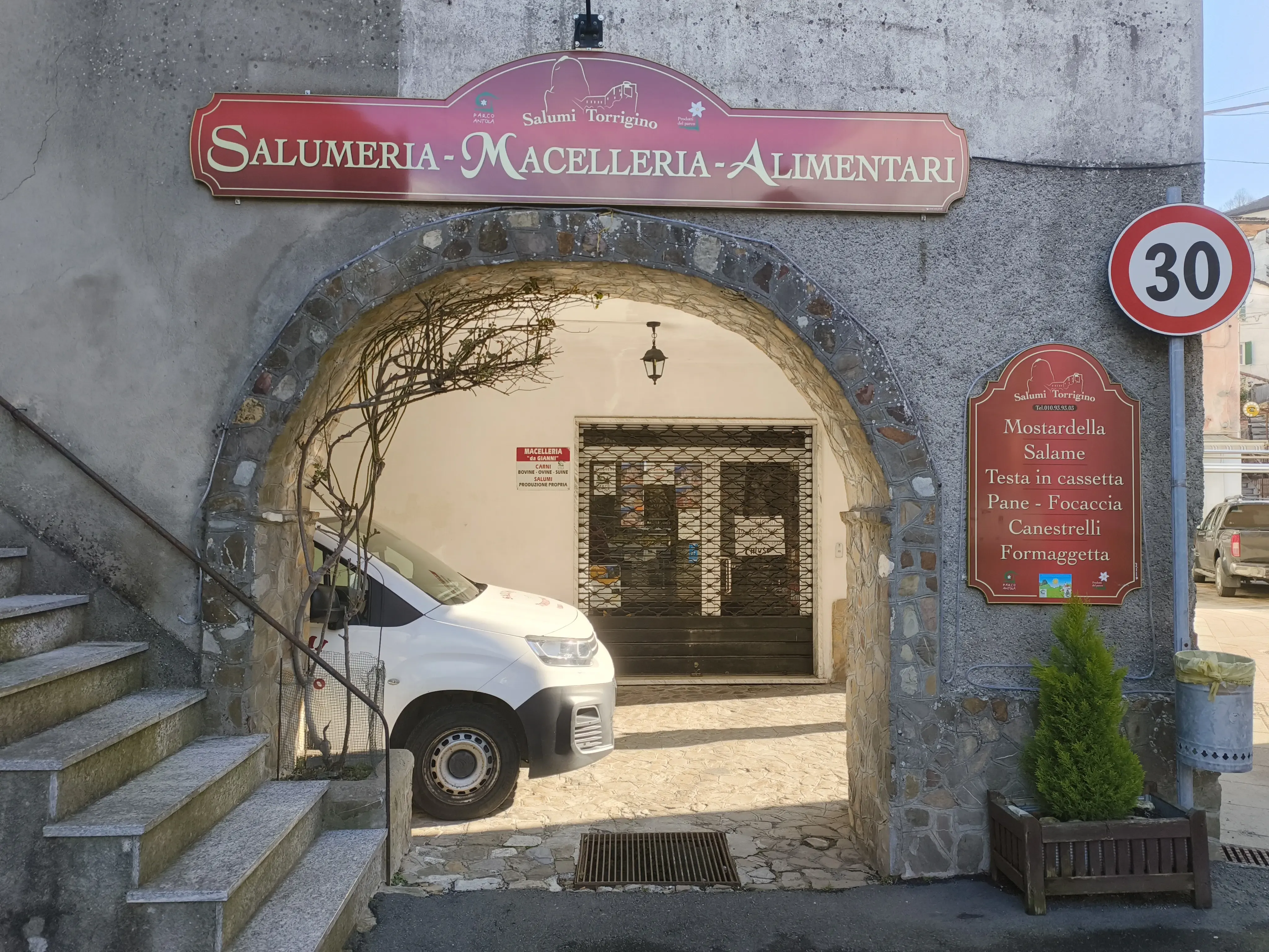 Una saracinesca abbassata ci divideva dal salume promesso