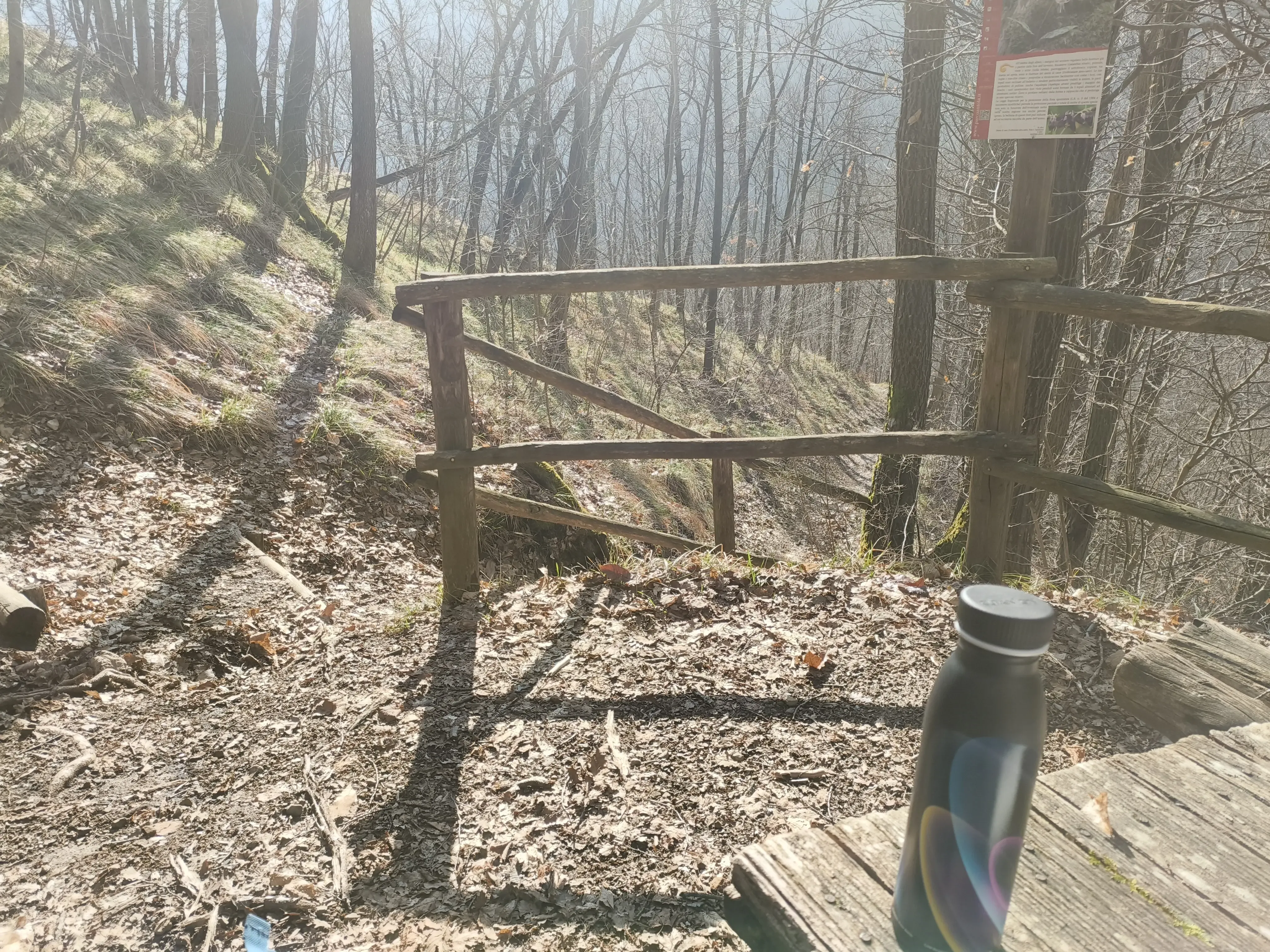 Borraccia del re:Invent sul tavolo scelto